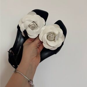 Black Sandals with Cream Floral Accent - Unbranded